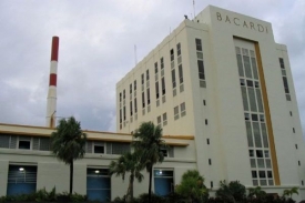 Budova továrny, kde se vyrábí slavný Bacardi rum.